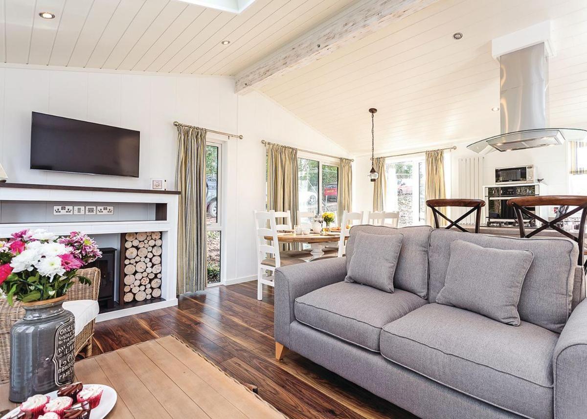 Woodside Bay Lodge Retreat Wootton Bridge  ภายนอก รูปภาพ