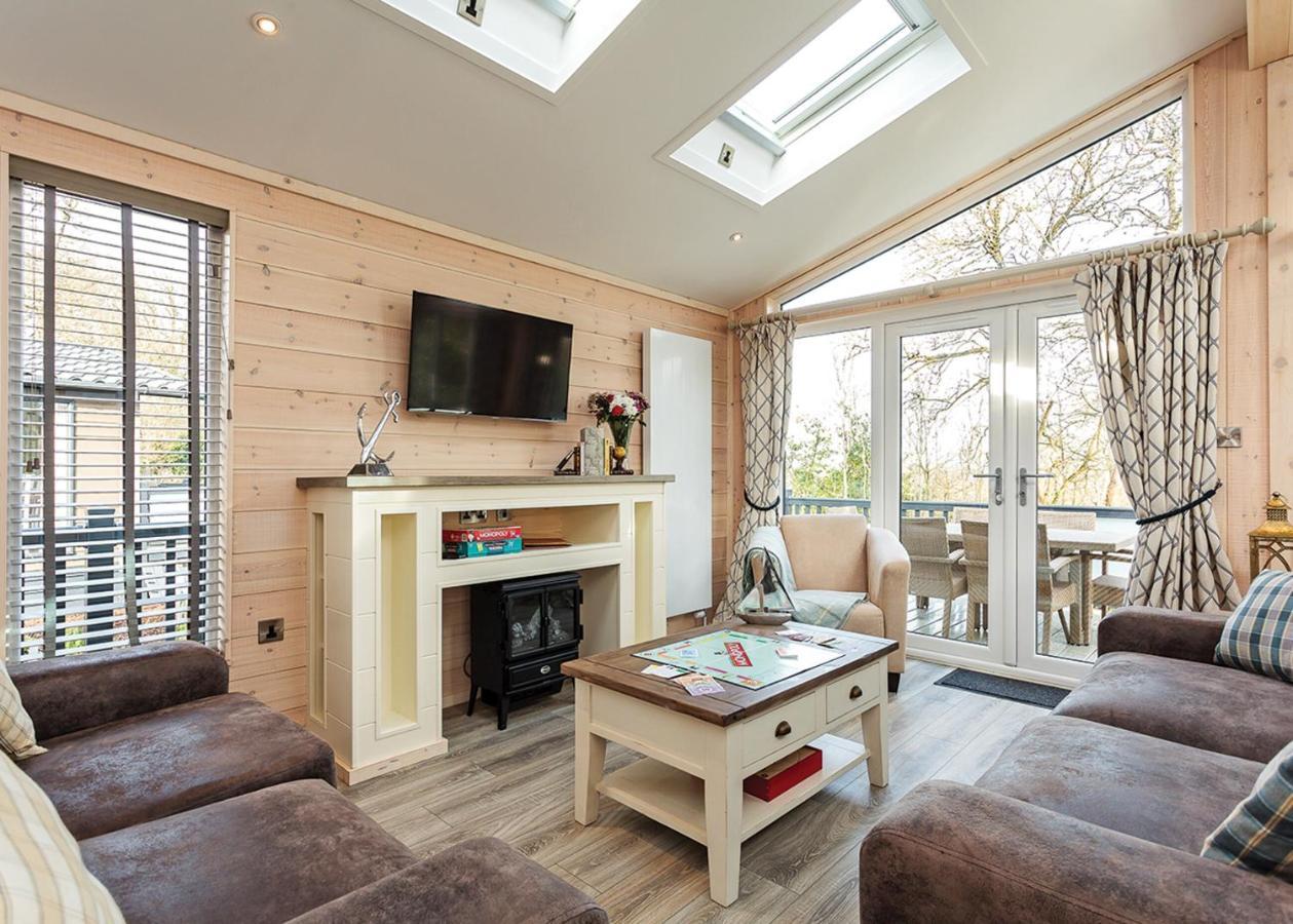 Woodside Bay Lodge Retreat Wootton Bridge  ภายนอก รูปภาพ